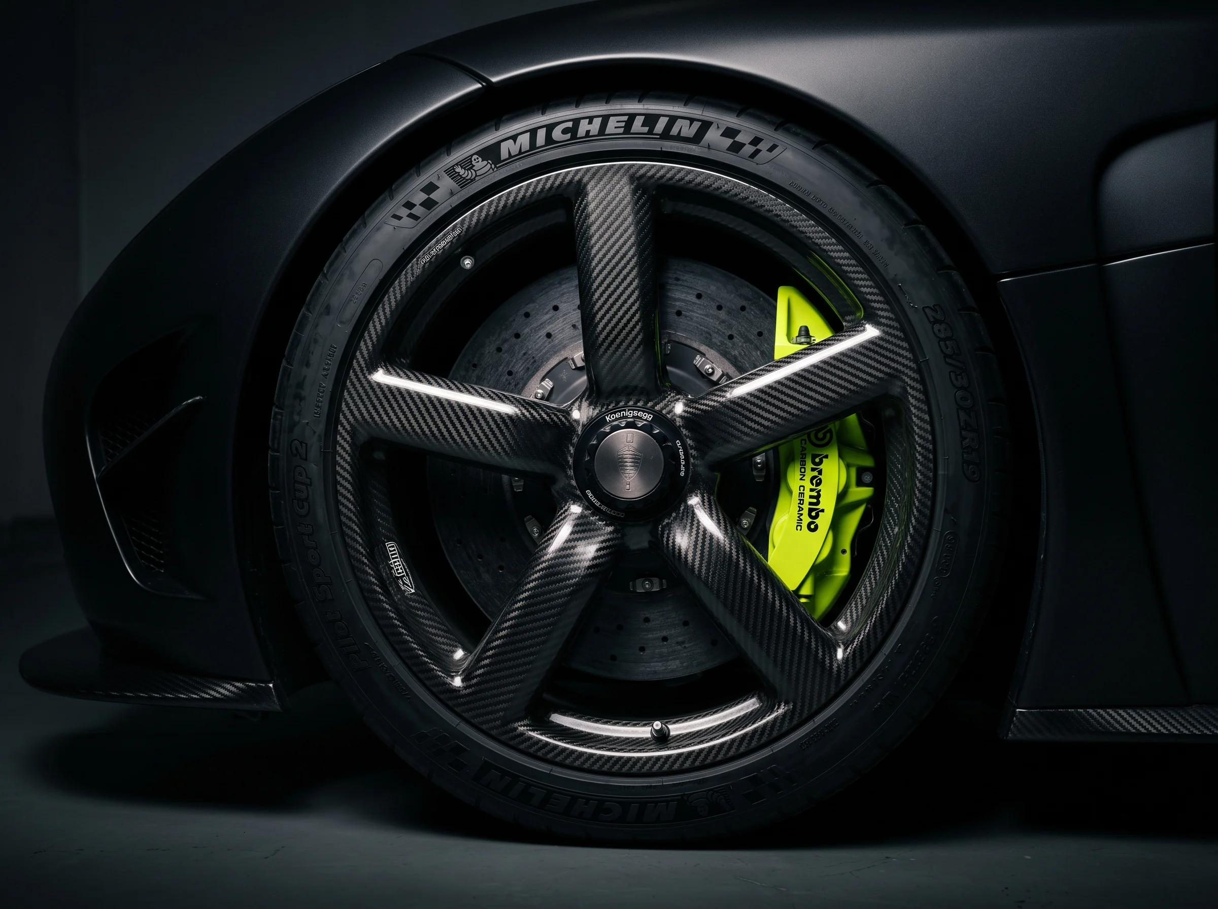 Detalhe da roda do VOLT UM com pinça de freio verde-volt e disco carbono-cerâmico